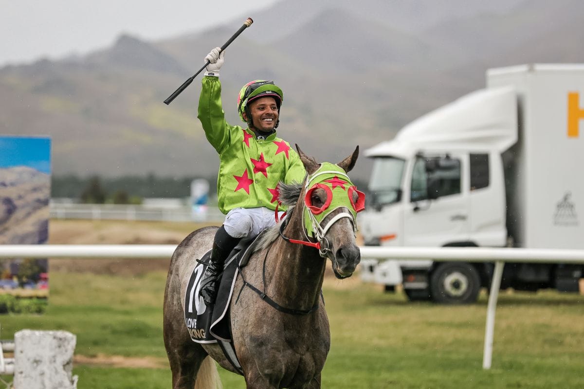 Peachy Keen flies home for Cromwell Cup win