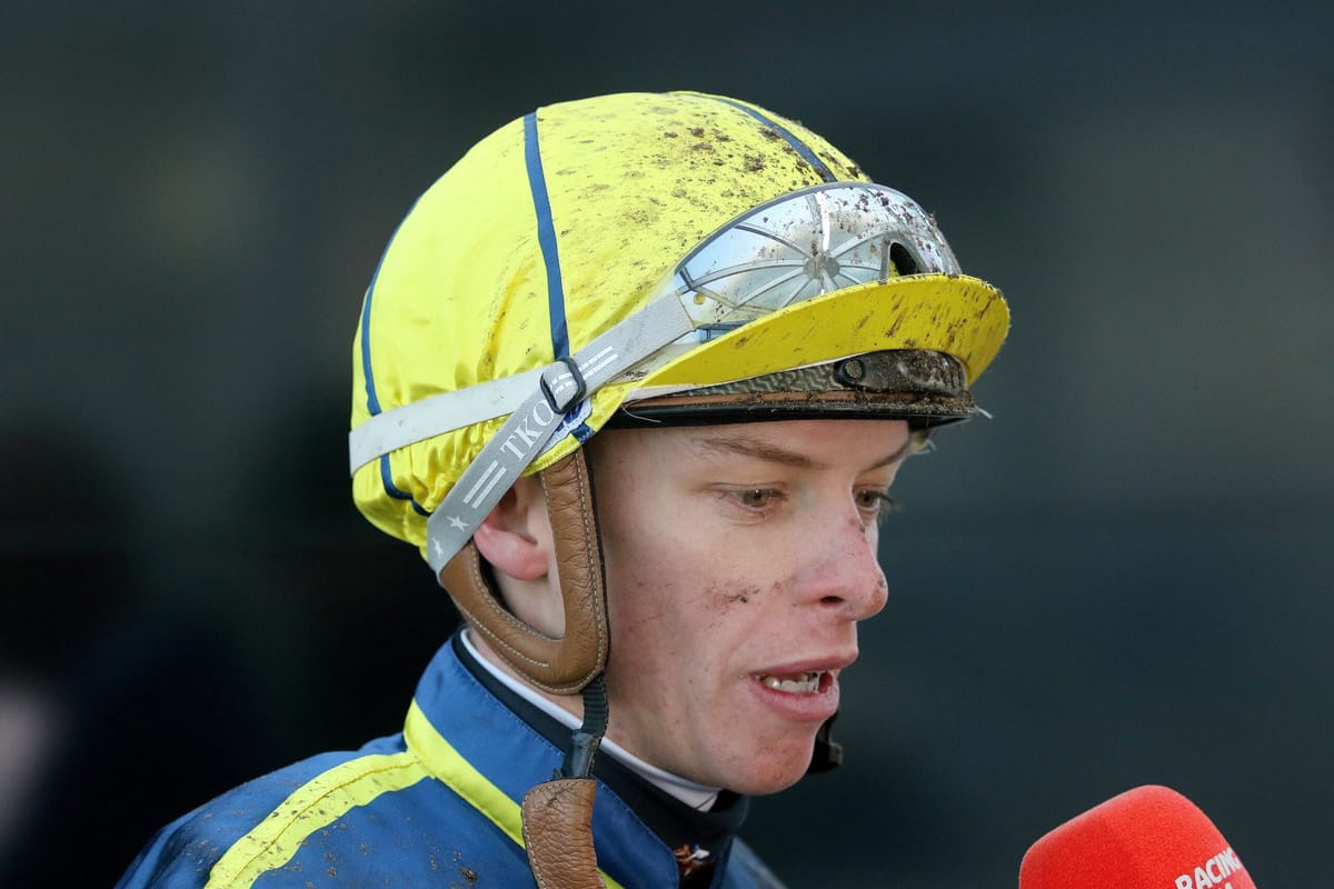 Collarbone break sidelines Dee