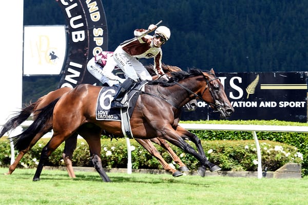 Levante the queen of the Trentham turf once again