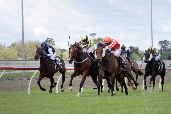 Lightning strikes in Avondale Guineas