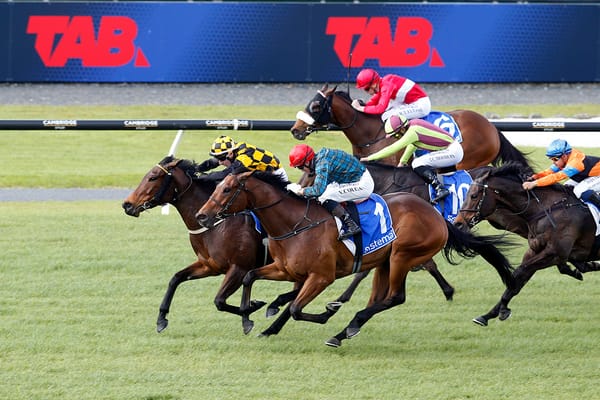 Luberon wins battle of returning stakes performers